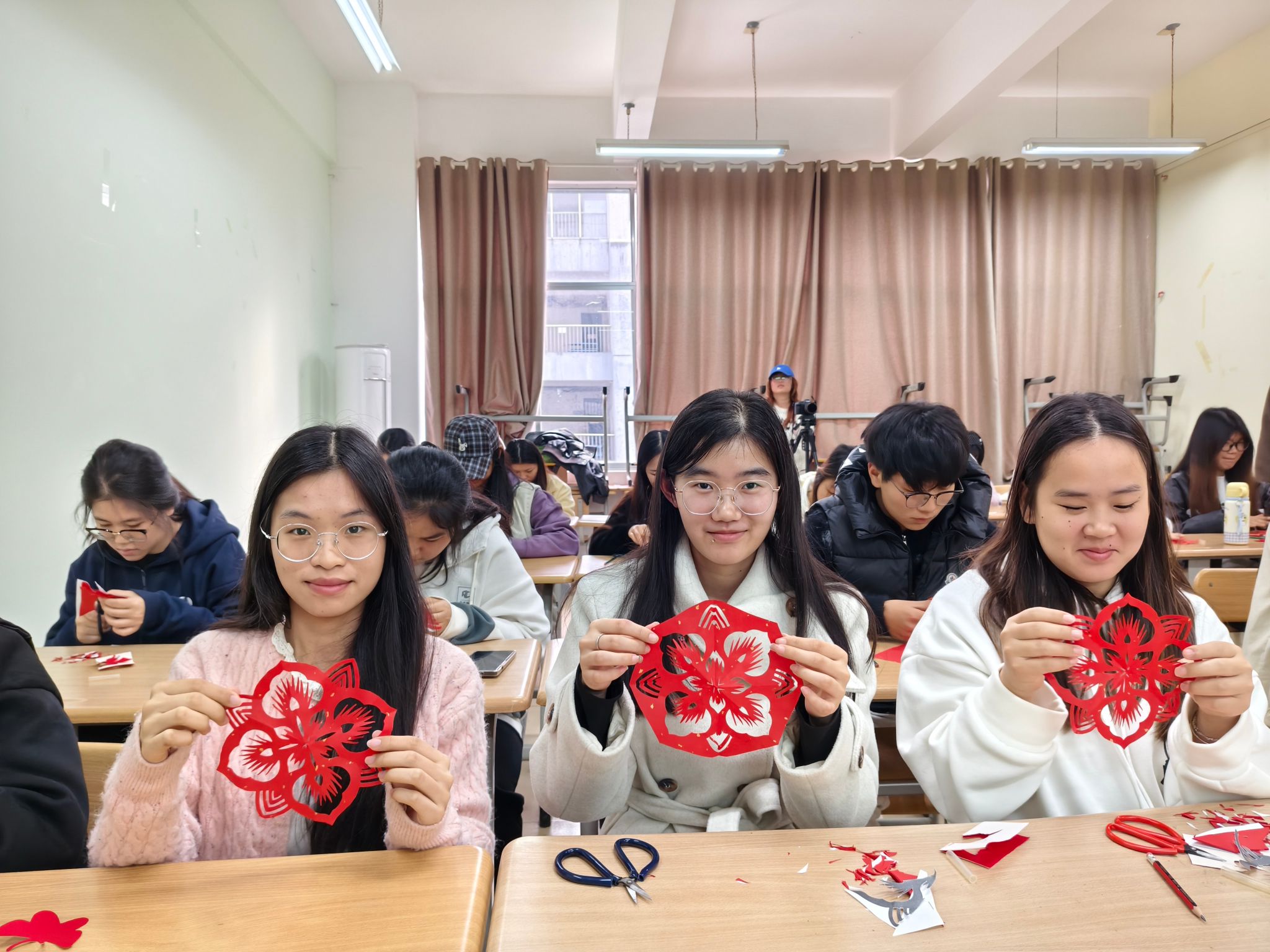 图书馆成功举办桂林非遗剪纸技艺体验活动